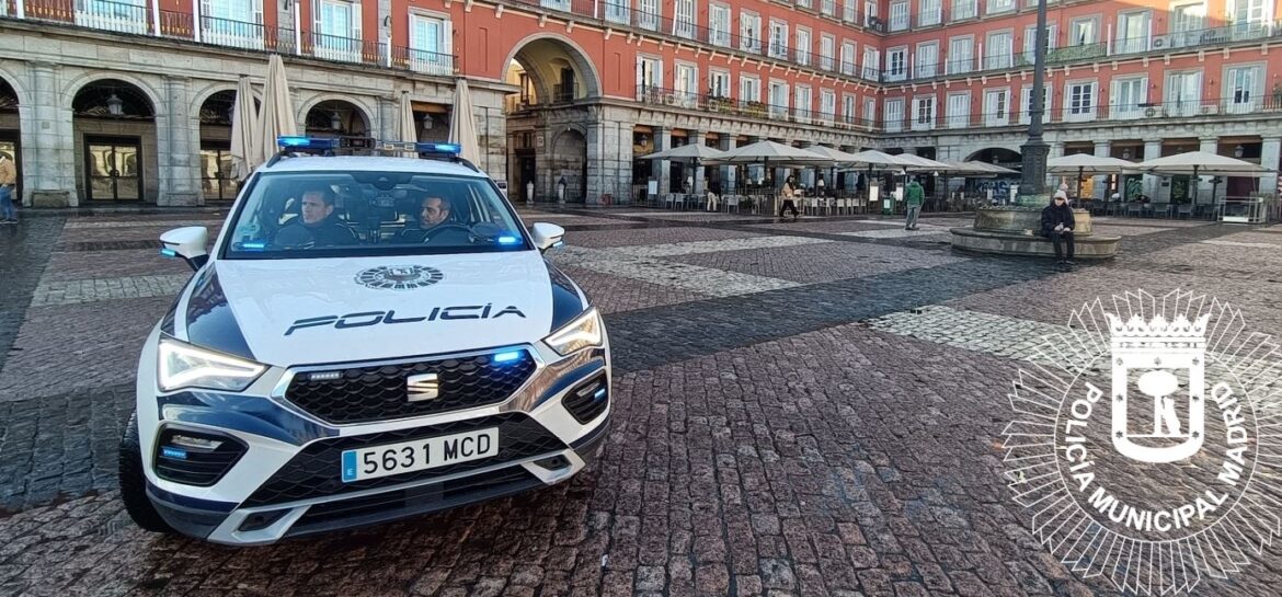 policia-municipal-madrid-coche-en-plaza-mayor